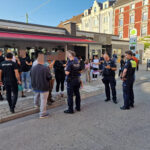 Bus wird von Teilnehmern eines Fahrradkorsos blockiert